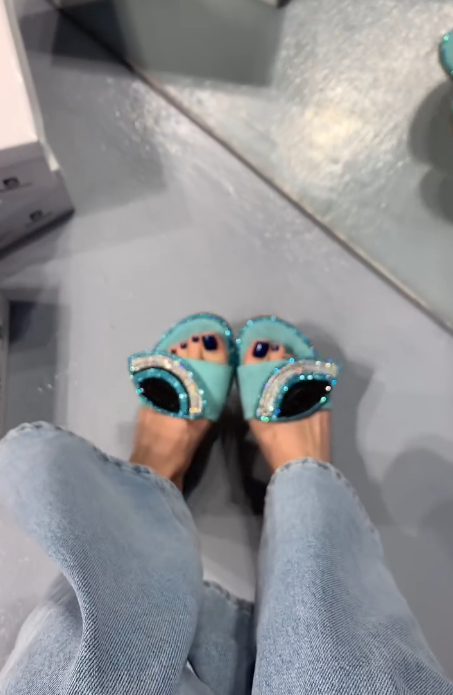 Women's Flat Eyes Carved Slippers