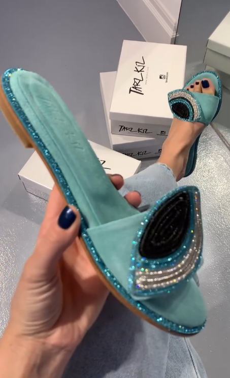 Women's Flat Eyes Carved Slippers